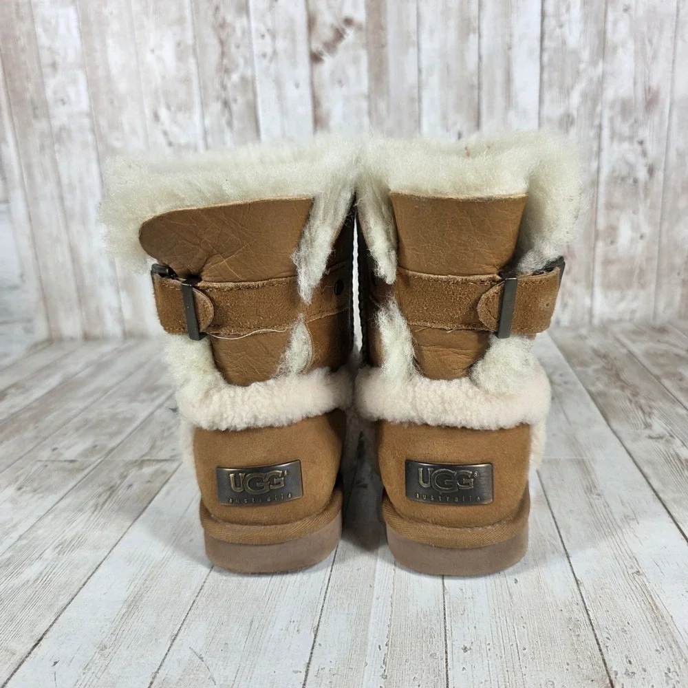 UGG Australia Women's Classic Short Bailey Button Chestnut Sheepskin Size‎ 6